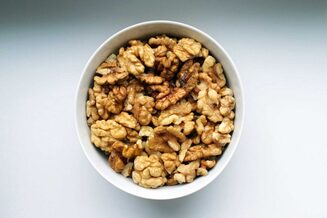 Picture of a bowl of walnuts